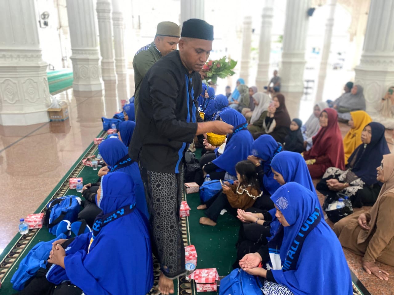 Abu Hasballah Ketapang, Peusijuk Jamaah Umrah, Umrah Aceh 2025, Kloter 55 Bir Ali, Bir Ali Tour and Travel, Ulama Aceh, Lhokseumawe, Berita Religi Aceh, Pos Independent
