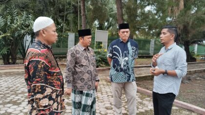 Peninjauan kerusakan Rumah Adat Cut Meutia oleh pejabat dan tokoh masyarakat di Aceh Utara
