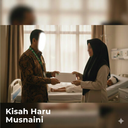 Petugas Baitul Mal Aceh Utara menyalurkan bantuan untuk ibu korban kecelakaan di RSUDZA Banda Aceh.