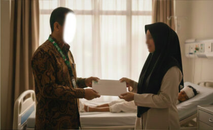 Petugas Baitul Mal Aceh Utara menyalurkan bantuan untuk ibu korban kecelakaan di RSUDZA Banda Aceh.