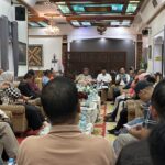 Plt Sekda Aceh Utara Jamaluddin memimpin rapat koordinasi evakuasi banjir Aceh Utara bersama OPD, ormas, dan tim penyelamatan di Pendopo Aceh Utara