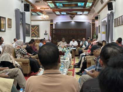 Plt Sekda Aceh Utara Jamaluddin memimpin rapat koordinasi evakuasi banjir Aceh Utara bersama OPD, ormas, dan tim penyelamatan di Pendopo Aceh Utara