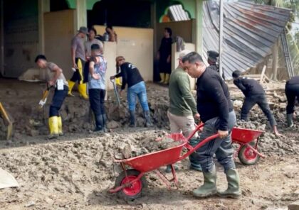 banjir Aceh Utara, relawan Lhokseumawe, Polres Lhokseumawe, pembersihan masjid, bantuan kemanusiaan