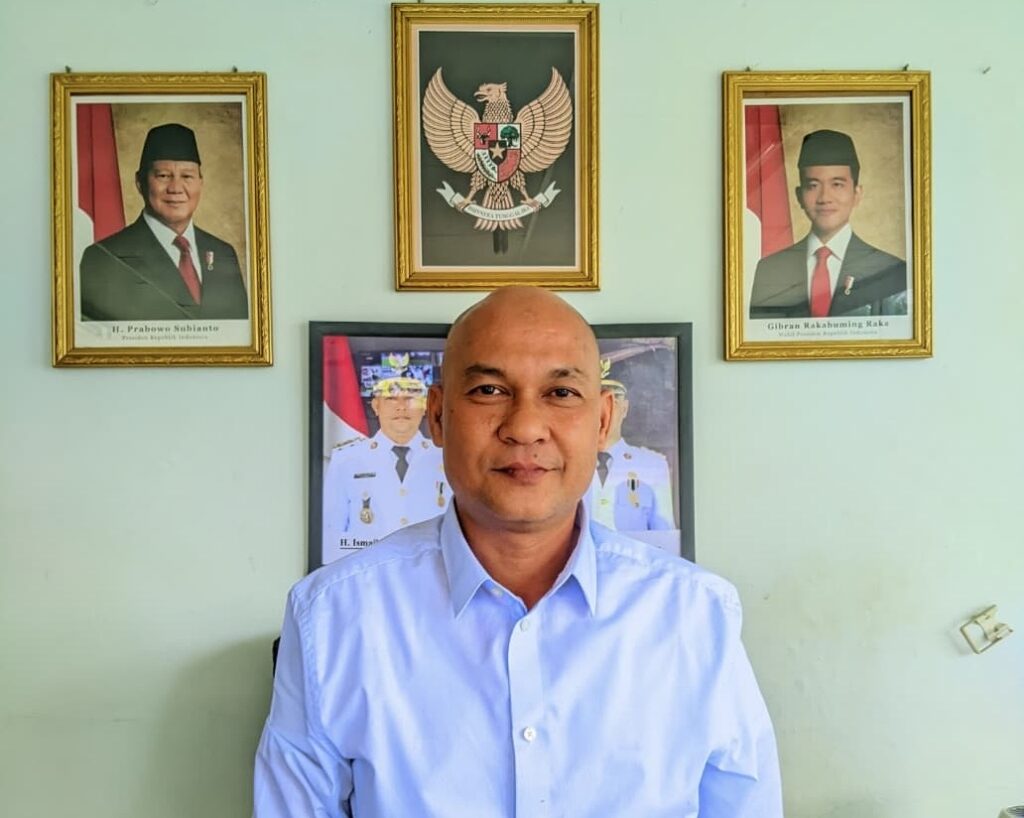 Kepala Disdukcapil Aceh Utara Safrizal menjelaskan layanan SKPWNI Aceh Utara.