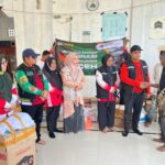 Relawan AMPHURI dan STIKES menyalurkan bantuan untuk korban banjir di Paya Rabo Lhok, Aceh Utara