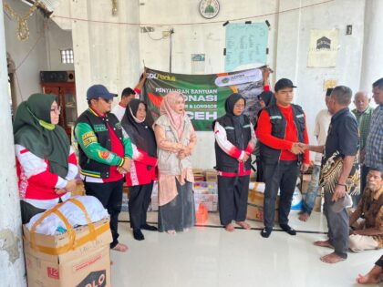 Relawan AMPHURI dan STIKES menyalurkan bantuan untuk korban banjir di Paya Rabo Lhok, Aceh Utara