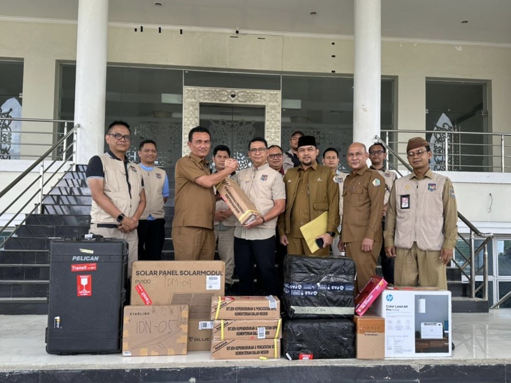 Penyerahan peralatan KTP-el Kemendagri untuk pemulihan layanan kependudukan pascabanjir Aceh Utara