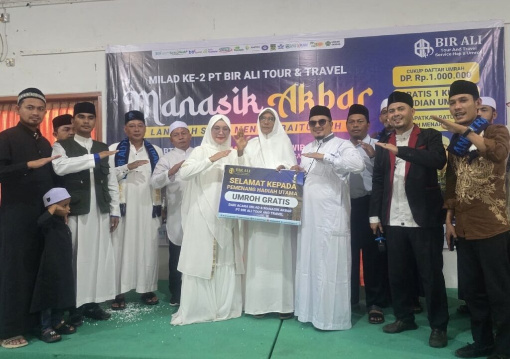 Penyerahan tiket umrah gratis Milad ke-2 PT Bir Ali Tour and Travel kepada jamaah asal Bireuen di Lhokseumawe