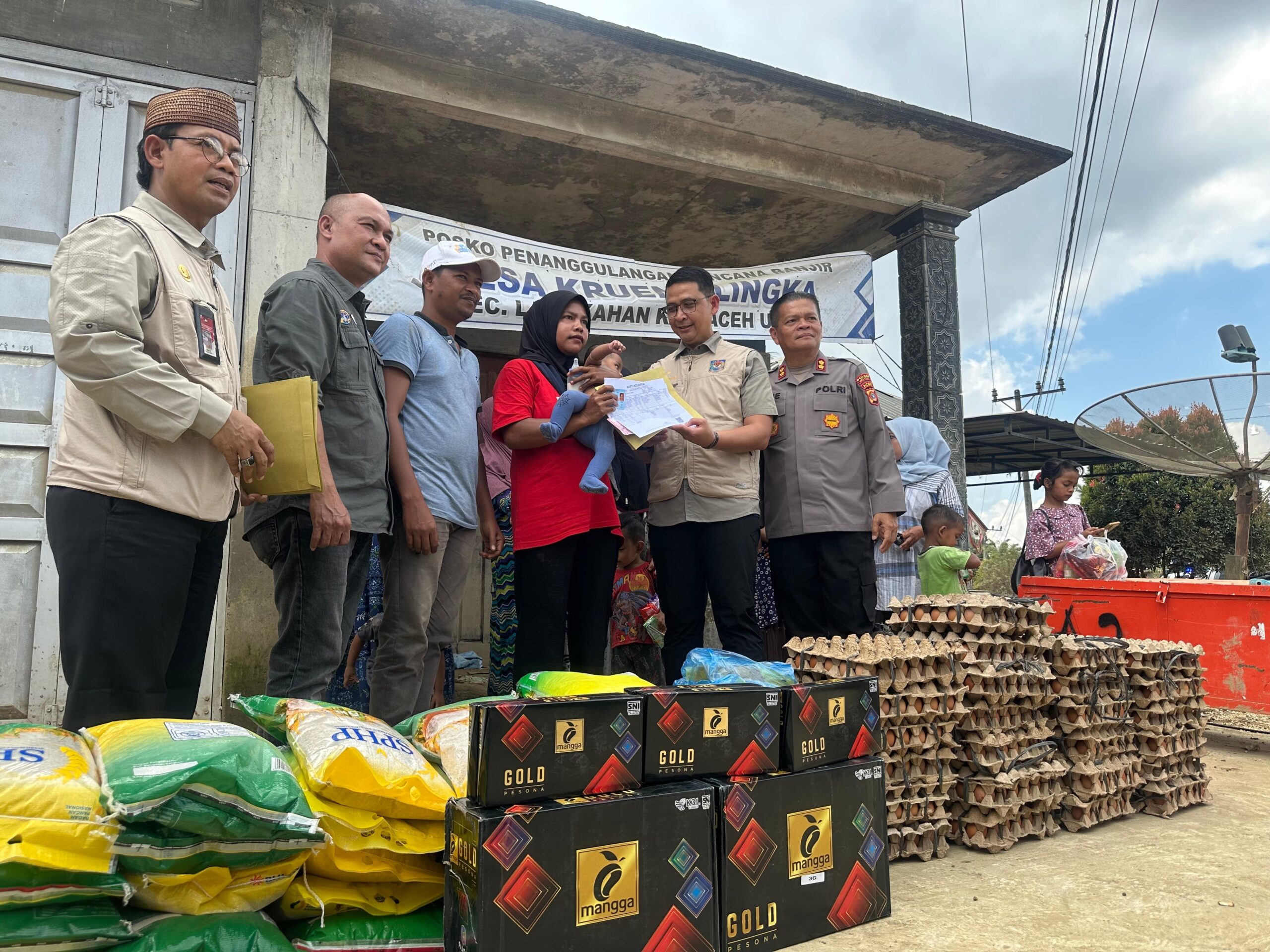 Pelayanan jemput bola administrasi kependudukan Ditjen Dukcapil untuk korban banjir Aceh Utara