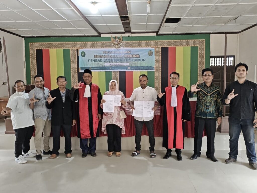 Sidang luar gedung Pengadilan Negeri Lhoksukon di Kecamatan Tanah Jambo Aye Aceh Utara