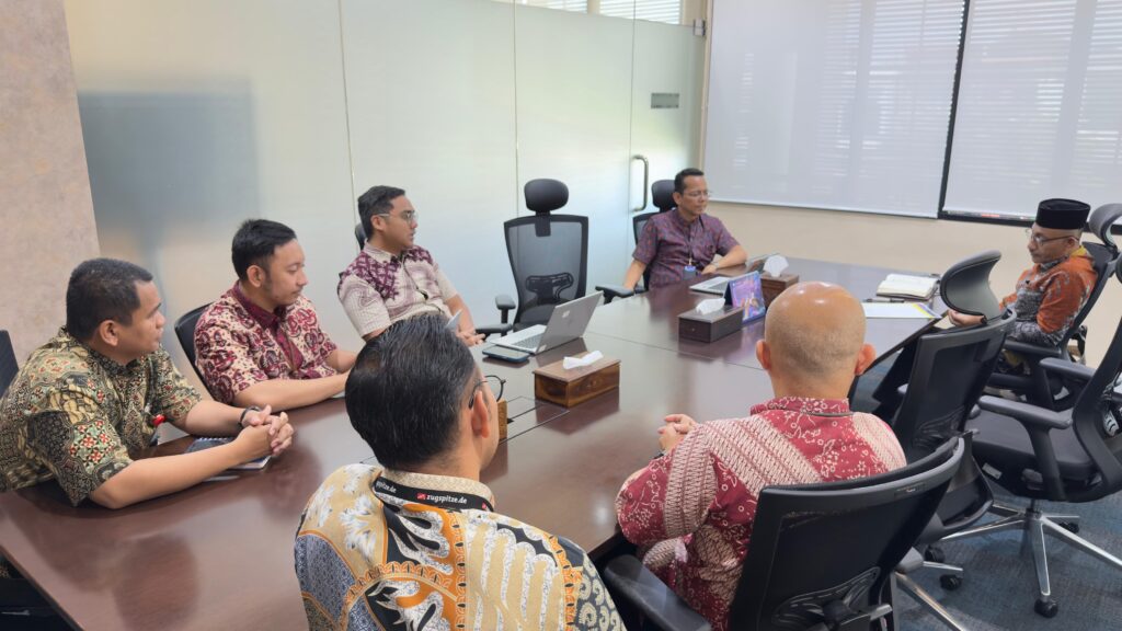 Haji Uma bertemu Kepala BI Lhokseumawe membahas tukar uang rupiah.