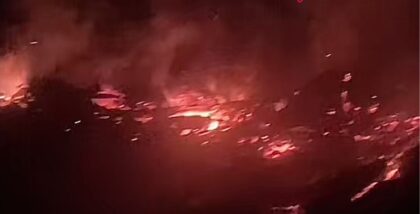 kebakaran kayu gelondongan sisa banjir di Langkahan Aceh Utara mengancam permukiman warga