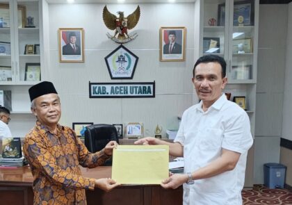 Penyerahan SK PPPK Paruh Waktu Aceh Utara kepada guru dan tenaga kependidikan oleh Plt Sekda Aceh Utara.