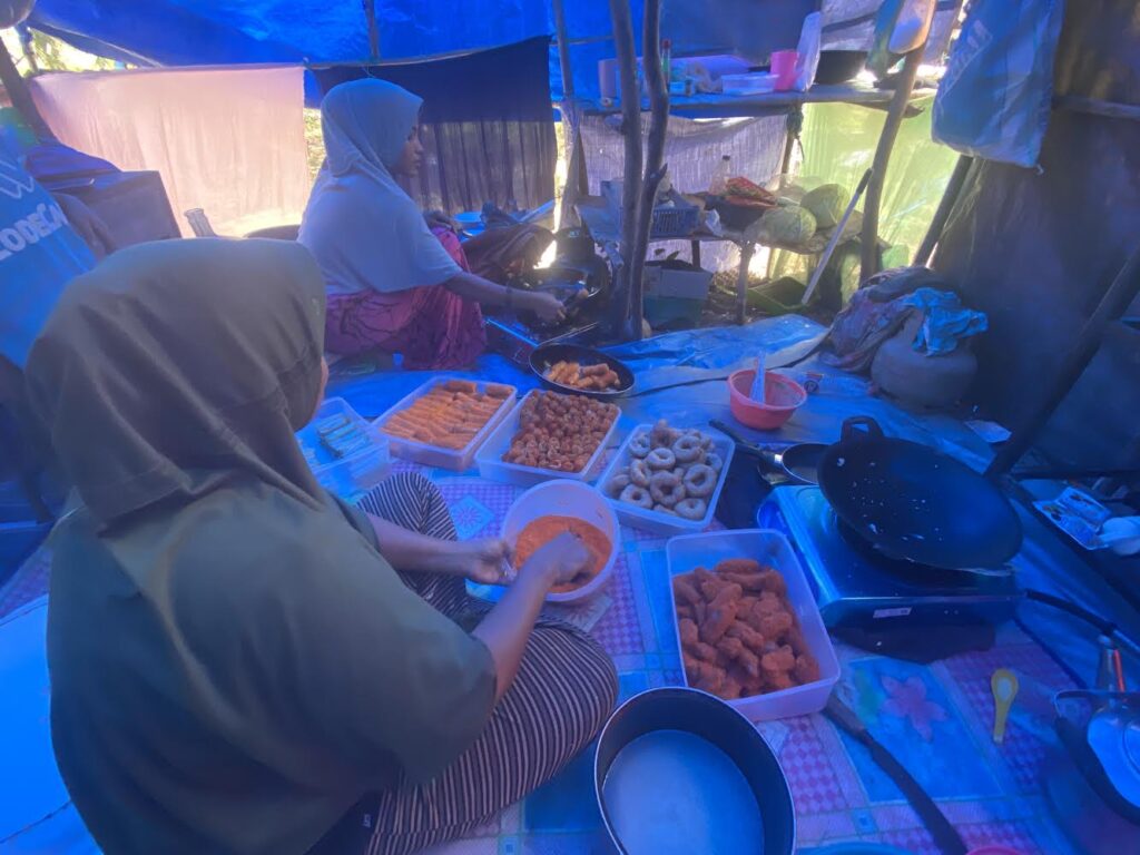 penyintas banjir Aceh Utara, pengungsi Langkahan Aceh Utara, korban banjir 2025 Aceh Utara, kehidupan di pengungsian Aceh, usaha gorengan di pengungsian, kisah penyintas banjir Aceh, tenda darurat korban banjir, bantuan huntara Aceh Utara, UMKM korban banjir, ekonomi warga pengungsian