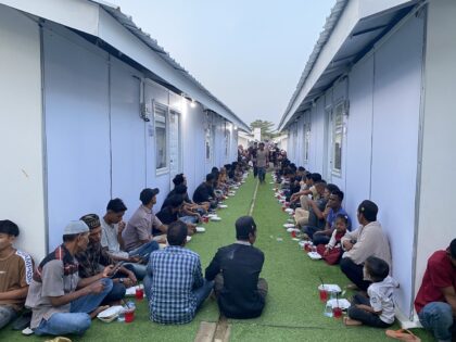 Penyintas banjir Aceh Utara berbuka puasa bersama di Huntara Tanjong Dalam Selatan.