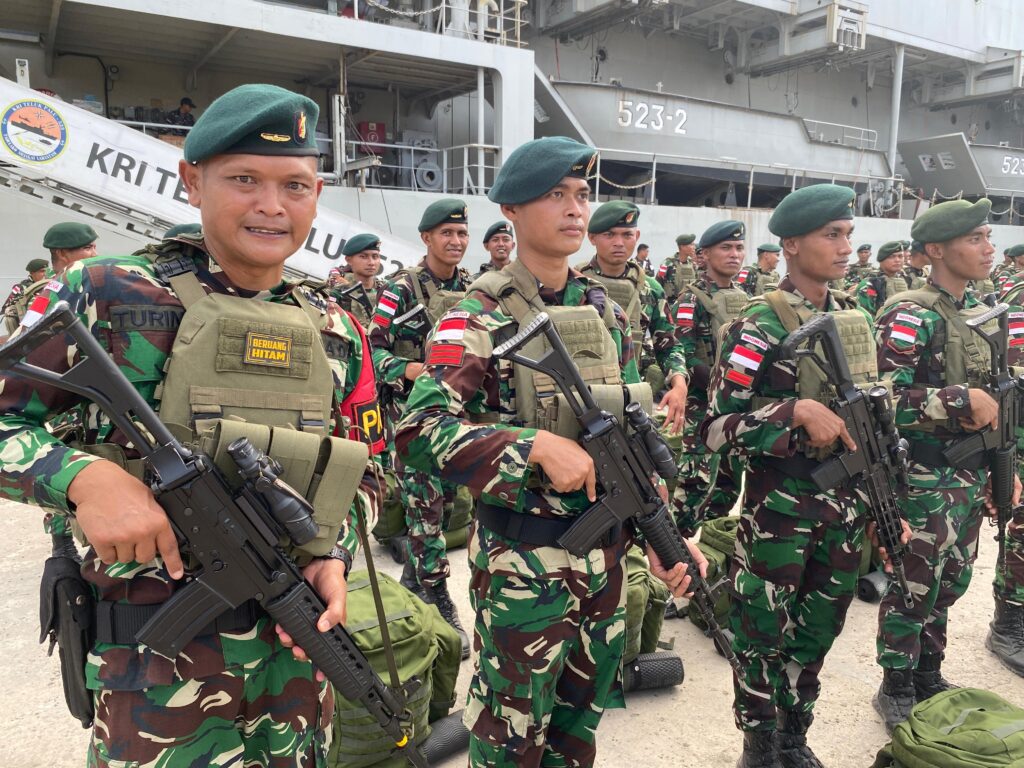 Yonif 112 Dharma Jaya kembali, prajurit TNI Aceh kembali dari Papua, Pamtas RI Papua Nugini, KRI Teluk Palu 523, Pelabuhan Krueng Geukueh, Pangdam Iskandar Muda Joko Hadi Susilo, prajurit TNI pulang tugas, pengamanan perbatasan Papua, Kodam IM Aceh