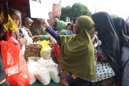 Bazar murah Korem 011 Lilawangsa di Lapangan Jenderal Sudirman Lhokseumawe.