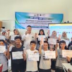 peserta pelatihan IT dan desain digital disabilitas SLB Aneuk Nanggroe foto bersama memegang sertifikat selesai pelatihan