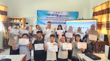 peserta pelatihan IT dan desain digital disabilitas SLB Aneuk Nanggroe foto bersama memegang sertifikat selesai pelatihan