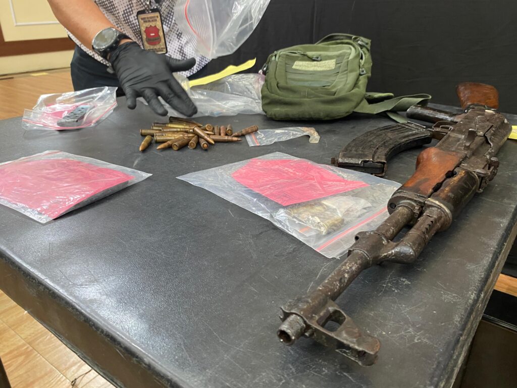 Petugas memperlihatkan barang bukti dalam kasus kepemilikan senjata api. Foto: Rina.