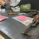 Petugas memperlihatkan barang bukti dalam kasus kepemilikan senjata api. Foto: Rina.