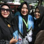 Ketua Majelis Ta’lim Ceudah Darul Hikmah Eva Dewi mendampingi calon haji Yusrita Kurbaini di Lhokseumawe