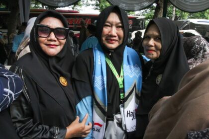Ketua Majelis Ta’lim Ceudah Darul Hikmah Eva Dewi mendampingi calon haji Yusrita Kurbaini di Lhokseumawe
