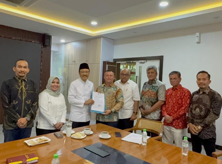 Bupati Aceh Utara Ismail A Jalil bertemu Menteri Sosial di Jakarta membahas percepatan pencairan jadup korban bencana Aceh Utara