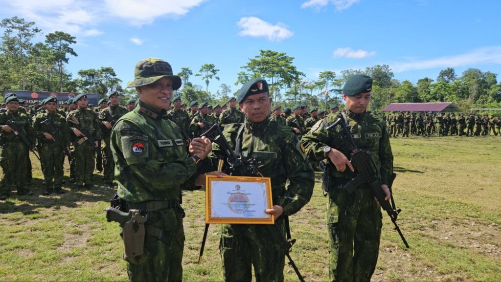 Pangkoops TNI Habema Mayjen TNI Yudha Airlangga melepas purna tugas 1.350 personel Satgas Pamtas RI–PNG Mobile Yonif 113/JS di Timika Papua Tengah.