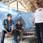 Sekretaris BNPP RI Makhruzi Rahman meninjau rumah tidak layak huni calon penerima bantuan Program 15.000 RTLH di perbatasan NTT-Timor Leste