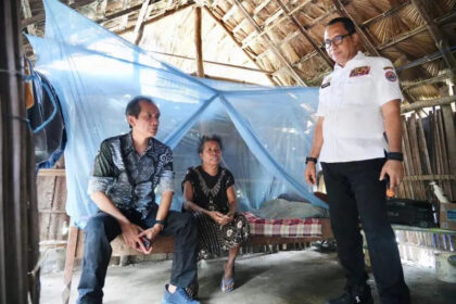 Sekretaris BNPP RI Makhruzi Rahman meninjau rumah tidak layak huni calon penerima bantuan Program 15.000 RTLH di perbatasan NTT-Timor Leste
