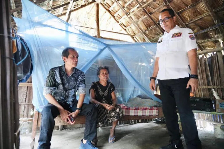 Sekretaris BNPP RI Makhruzi Rahman meninjau rumah tidak layak huni calon penerima bantuan Program 15.000 RTLH di perbatasan NTT-Timor Leste