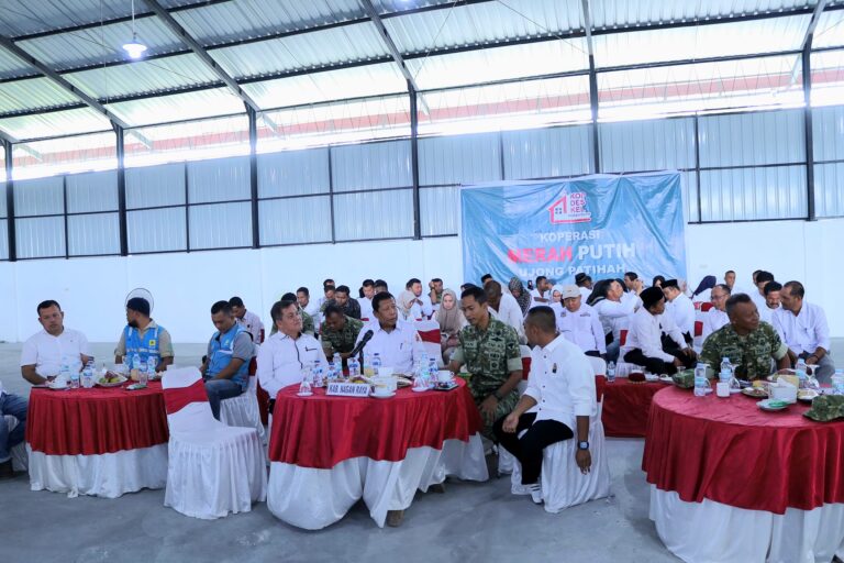 Plt Sekda Nagan Raya Hizbulwatan mengikuti peresmian Koperasi Merah Putih di Desa Ujong Fatihah Aceh