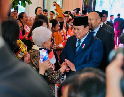 Presiden Prabowo Subianto disambut WNI dan mahasiswa Indonesia di Paris Prancis saat kunjungan kenegaraan 2026