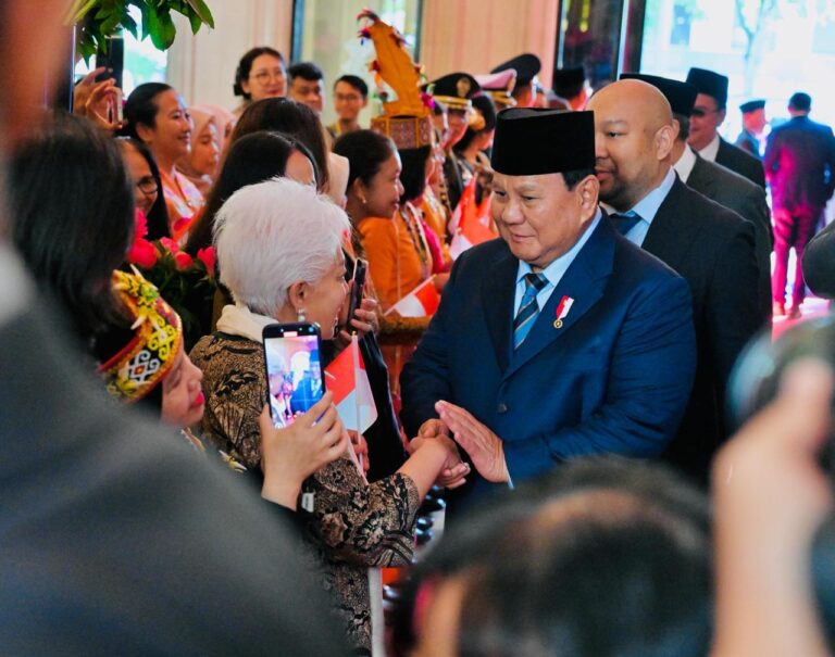 Presiden Prabowo Subianto disambut WNI dan mahasiswa Indonesia di Paris Prancis saat kunjungan kenegaraan 2026