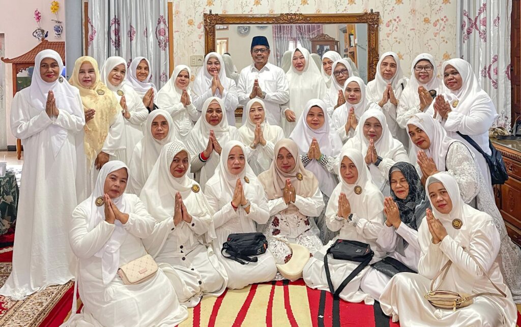Anggota Majelis Ta’lim Ceudah Darul Hikmah foto bersama usai peusijuk calon haji Yusrita Kurbaini