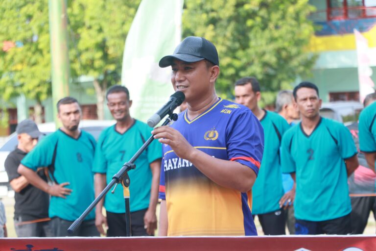 Kapolres Lhokseumawe membuka Turnamen Voli Legends Aceh Hari Bhayangkara ke-80 di Kuta Blang