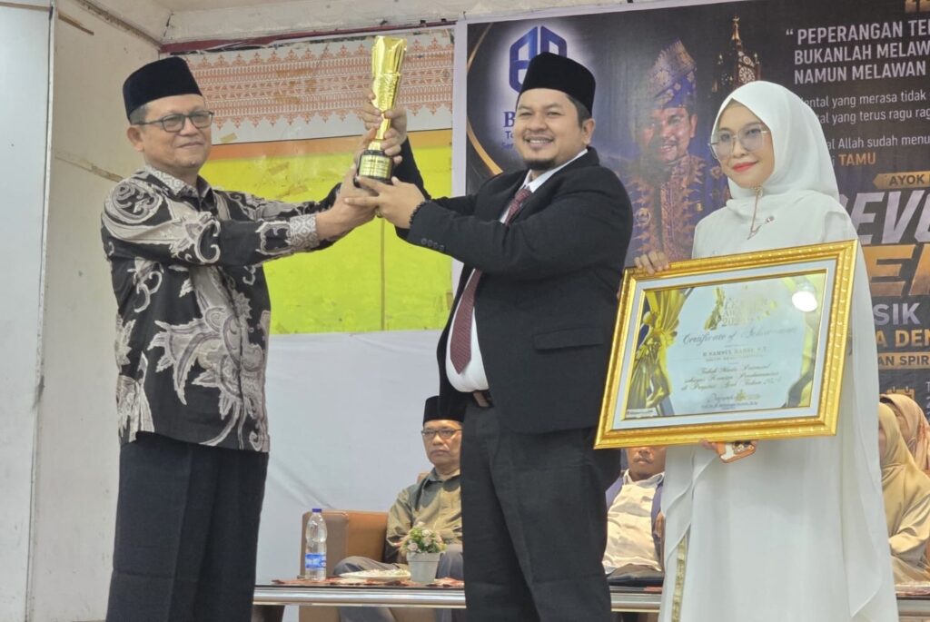 Direktur Utama PT Bir Ali Tour & Travel Samsul Bahri menerima penghargaan Tokoh Muda Kreator Ekonomi Aceh 2026 pada kegiatan Manasik Umrah Akbar di Gedung ACC Universitas Malikussaleh, Lhokseumawe.