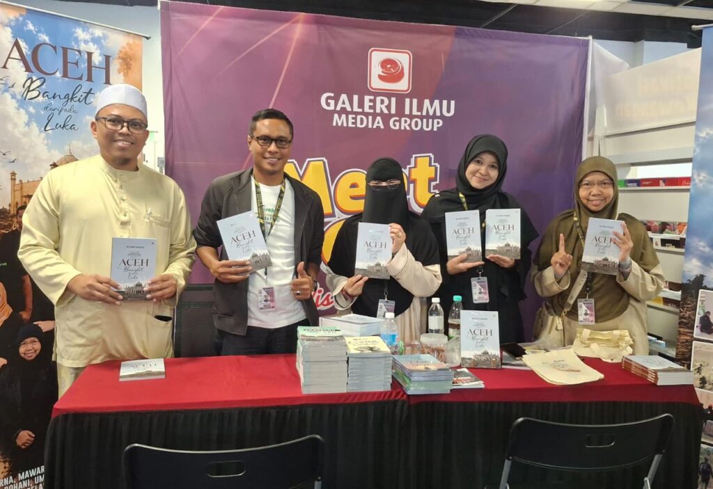 Mawardi Ismail al-Asyi memegang buku ACEH Bangkit daripada Luka di booth Galeri Ilmu Media Group pada PBAKL 2026 Kuala Lumpur Malaysia.