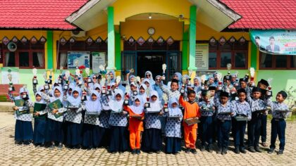 penghargaan kepada siswa berprestasi, juara praktik ibadah, dan juara tahfiz Al-Qur'an. Kegiatan tersebut berlangsung di lingkungan MIN 9 Aceh Utara, Desa Ude, Kecamatan Matangkuli, Kabupaten Aceh Utara, Sabtu (20/6/2026).