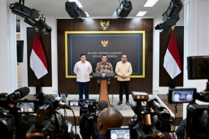 Menteri Sekretaris Negara Prasetyo Hadi memberikan keterangan pers mengenai pergantian pimpinan Badan Gizi Nasional (BGN) usai keputusan Presiden Prabowo Subianto di Istana Kepresidenan Jakarta.