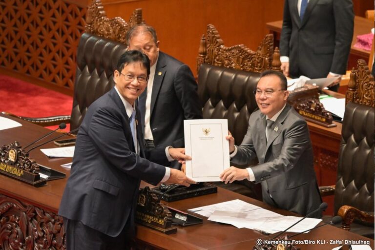 Menkeu Purbaya Yudhi Sadewa menghadiri Rapat Paripurna DPR RI pengesahan perubahan UU P2SK 2026 di Jakarta