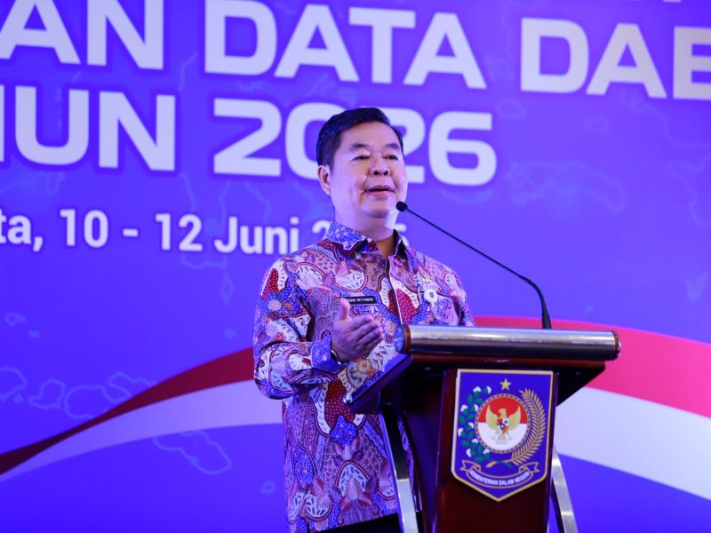 Dirjen Dukcapil Teguh Setyabudi menjelaskan penguatan IKD sebagai digital ID nasional dalam Rakor Pemanfaatan Data Daerah 2026 di Jakarta.