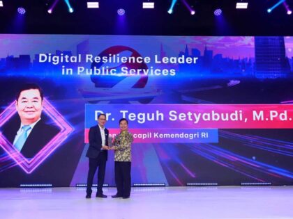 Dirjen Dukcapil Teguh Setyabudi menerima penghargaan transformasi digital pada Bravo 500 Summit 2026 di Jakarta