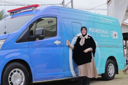 Wali Kota Banda Aceh Illiza Sa’aduddin Djamal meresmikan ambulans Puskesmas Keliling berfasilitas USG di Alue Naga Banda Aceh