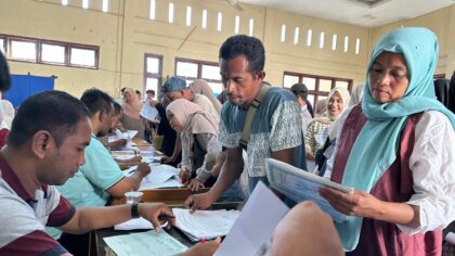 Pelayanan administrasi kependudukan jemput bola Disdukcapil Aceh Utara bagi korban banjir di Kecamatan Sawang