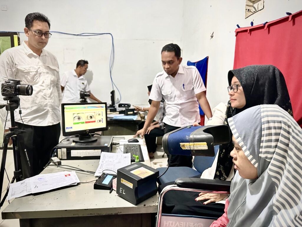 Perekaman KTP-el tiga penyandang disabilitas di Disdukcapil Aceh Utara didampingi PKH dan difasilitasi ambulans Puskesmas Syamtalira Aron