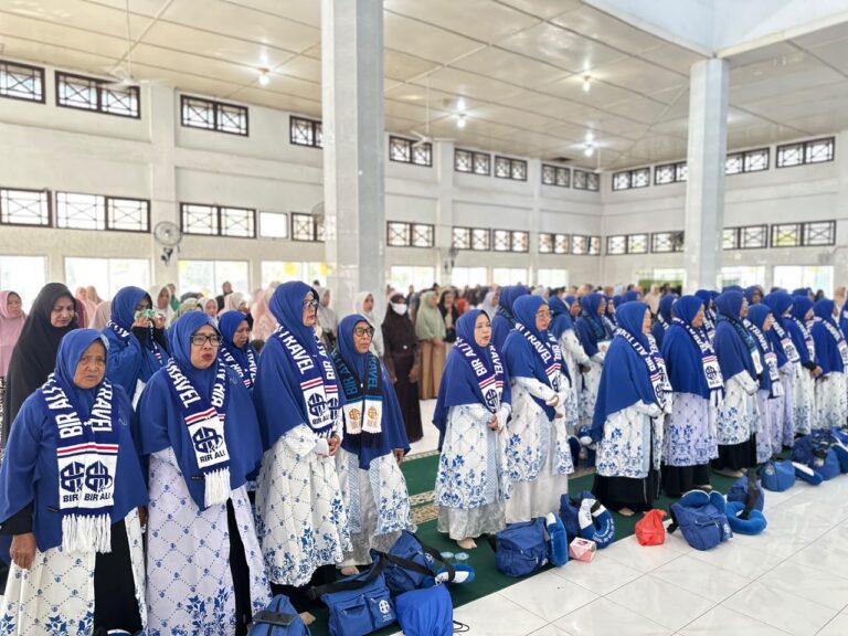 Jamaah umrah PT Bir Ali Tour and Travel mengikuti prosesi pelepasan di Masjid Nurul Iman, Aceh Utara