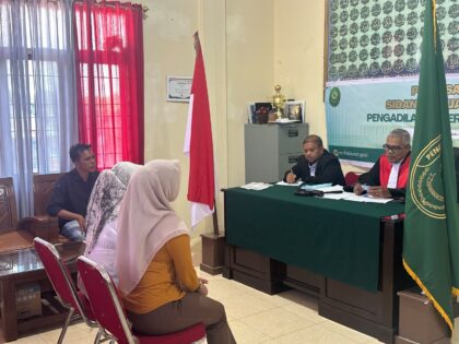Hakim dan panitera PN Lhoksukon melaksanakan sidang keliling di Kecamatan Dewantara bersama Disdukcapil Aceh Utara guna mempermudah pengurusan dokumen kependudukan masyarakat