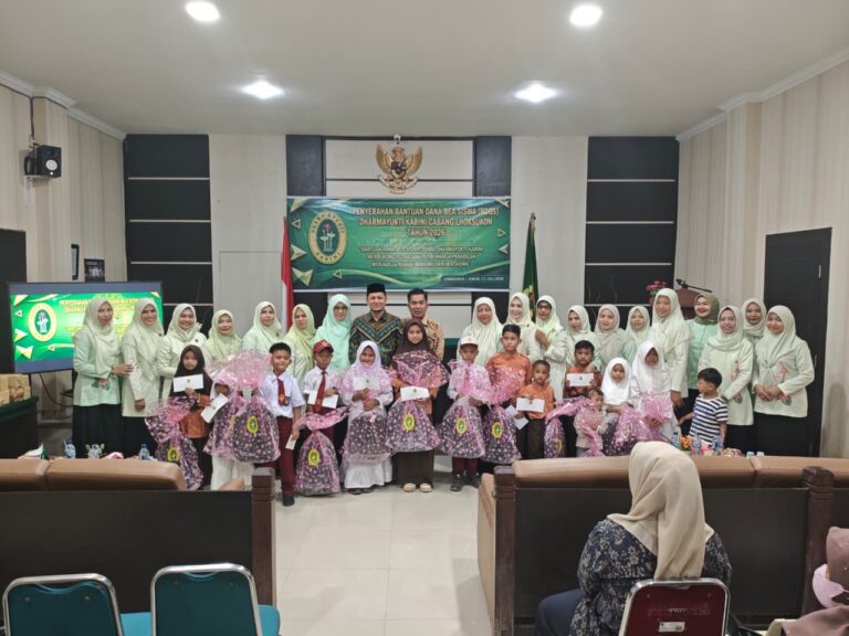 Pengurus Dharmayukti Karini Cabang Lhoksukon berfoto bersama 14 penerima Bantuan Dana Beasiswa Tahun 2026 di Mahkamah Syar’iyah Lhoksukon, Aceh Utara.